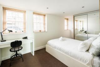 Elegant 2BD Duplex with Outdoor Patio/Glass Canopy - Londra - 3