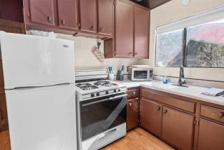Juniper's Cottage - Secluded hideaway with a large fenced yard giving the feeling of privacy! - Big Bear City - 3