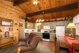 Cozy Red Cabin - Nestled in a cozy neighborhood, short walk to Sugarloaf Park! Hot Tub! - 7