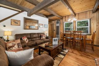 Little Bear Cottage - Cozy, quaint cabin with a great fireplace and so many fun board games! - 6