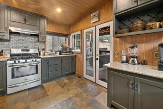 Louie Bear - Perfect cabin for families! It comes with a hot tub! - 6