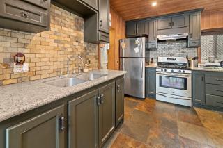 Louie Bear - Perfect cabin for families! It comes with a hot tub! - 4