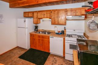 Little Brown Bear - Beautiful view, quiet area and an amazing hot tub! - 3