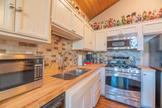 Lakefront Viking Oasis - Beautiful Viking Estates condo complex on the lake! - Big Bear Lake - 6