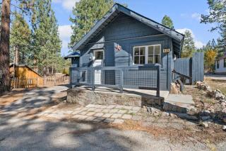 Finns Fish Camp - Walking distance to Lake and Village! Back patio with barbecue, fully fenced yard! - 9