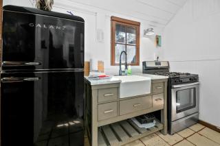 Finns Fish Camp - Walking distance to Lake and Village! Back patio with barbecue, fully fenced yard! - 5