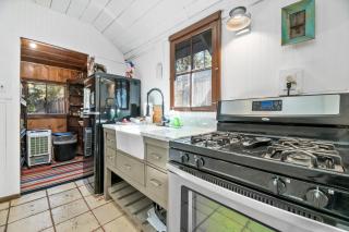 Finns Fish Camp - Walking distance to Lake and Village! Back patio with barbecue, fully fenced yard! - 4