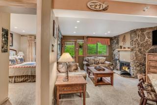 Laurelwood Condominiums 401 - 1