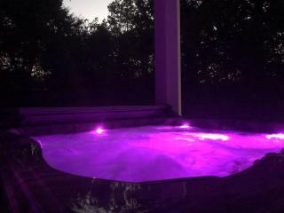 Fun West Knox Pad~ Hot Tub~ Neon Game Room~ Arcade - Knoxville - 2