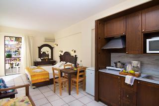 Trefon Hotel Apartments and Family Suites - 9