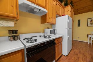 Moonridge Heaven - Cozy cabin with beautiful rock wood burning fireplace! - Big Bear Lake - 4