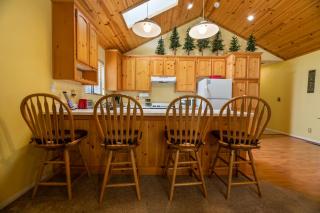 Moonridge Heaven - Cozy cabin with beautiful rock wood burning fireplace! - Big Bear Lake - 3
