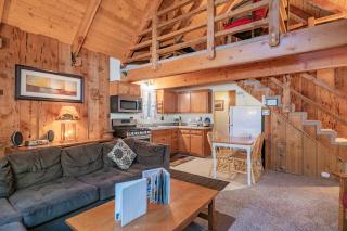 Moonridge Hideaway -Adorable, picture perfect cabin with a beautiful fireplace! - 7
