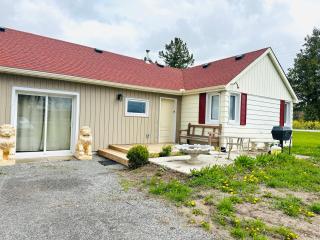 Cozy 3-bedroom farmhouse in wine-country - Niagara on the Lake - 9