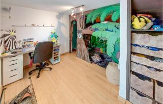 Gorgeous Home In Francheville With Wifi - 1