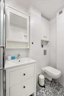 Nowogrodzka Grey Apartment by BookingHost - 3