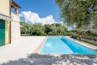 Charming Orange Apartment with Private Pool and Garden Oasis - Vabriga - 8