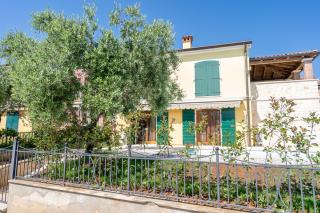 Charming Orange Apartment with Private Pool and Garden Oasis - Vabriga - 5