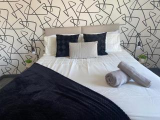 Stylish 3-Bedroom House-Sleeps 5-Free Wifi - 9