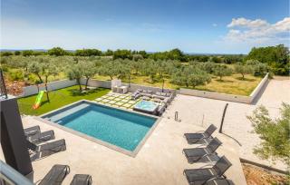 5 Bedroom Amazing Home In Galizana - 7