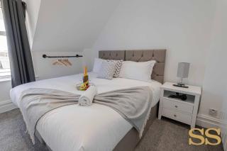 Pearl Penthouse - 1 MINUTE FROM 02 ACADEMY - FREE PARKING - 5 MINUTES FROM THE BEACH - FAST WI-FI - SMART TV - 8