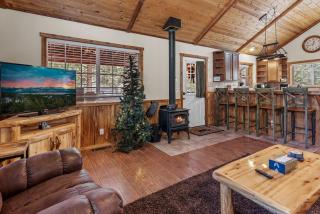 Blue Jay Chalet - Classic mountain cabin in one of Big Bear's quietest neighborhoods! - Big Bear Lake - 7