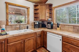 Blue Jay Chalet - Classic mountain cabin in one of Big Bear's quietest neighborhoods! - Big Bear Lake - 3