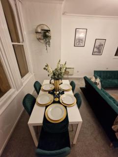 Two Bedroom Mansion House Apartment By AZ Luxury Stays Newmarket With Parking And WiFi - Newmarket - 5