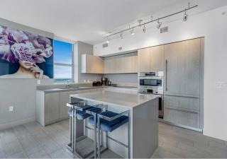 HYDE BEACH HOUSE THREE-BEDROOM, WATERFRONT, OCEAN AND INTERCOSTAL VIEW, ROOFTOP POOL, 5 MiN WALK TO BEACH - Hollywood - 1
