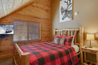 Rimfire Refuge by KABINO Hot Tub Fire Pit Sauna PS3 Grill WiFi Loft - 7