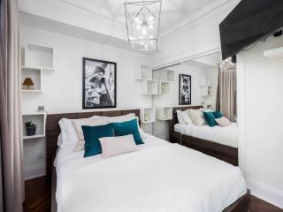 Pristine Modern 2BR Condo Private BBQ and Balcony - 8