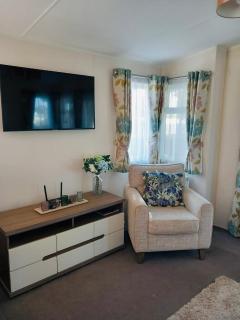 Caravan on Mersea Island Away Resorts Quiet Location - East Mersea - 3