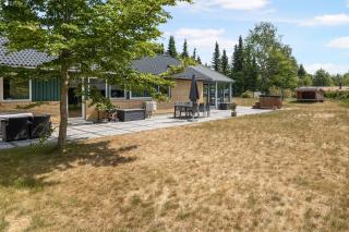 Holiday Home With Outdoor Jacuzzi And Shelter - 8