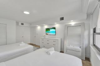 Modern Miami Beach Condo with Beach Service & Pool - 4