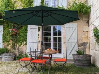 Petit gîte romantique avec piscine couverte, jardin et animaux, proche de la nature à Chadurie - FR-1-653-234 - Chadurie - 6