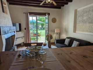Petit gîte romantique avec piscine couverte, jardin et animaux, proche de la nature à Chadurie - FR-1-653-234 - Chadurie - 1