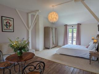 Petit gîte romantique avec piscine couverte, jardin et animaux, proche de la nature à Chadurie - FR-1-653-234 - Chadurie - 0