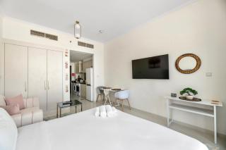 Fabulous Studio in Damac Hills with a Pool & Gym - Dubai - 6