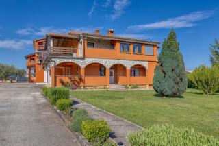 Apartments Danka with Shared Pool - Pula - 1