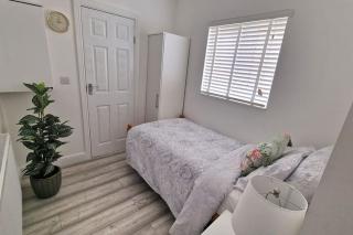 Stunning, clean, free parking home, ideal long stays - West Thurrock - 3