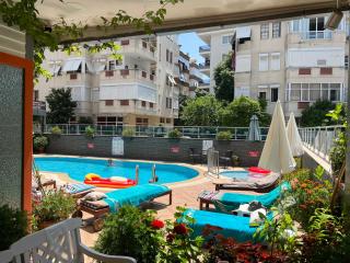 Cleopatra King Apart - 2