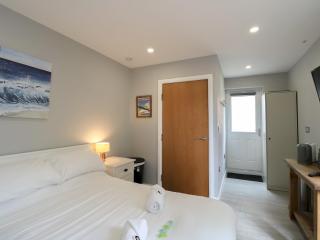 Modern Room with Private Outdoor space - Pass the Keys - 8