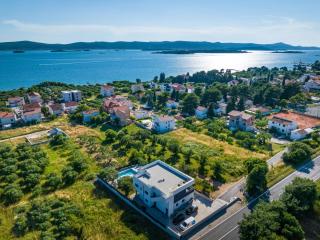 CROWONDER Sun Dance Apartments with Heated Swimming Pool Seaview and Garden - 3