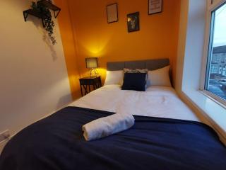 Spacious & comfy 4 bed house, 7 Beds, Sofabed, Free Private Parking & Wifi - Birkenhead - 7