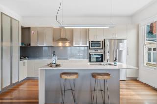 Stunning newly renovated home in perfect location - Hobart - 7