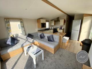 Palm Grove 181- Golden Palm - Pet friendly, WiFi, central heating, bed linen - Meadow Lakes Caravan & Lodge Hire - Chapel Saint Leonards - 8