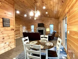 Perfect Stay for Fishing, Hiking, R&R - Charming Sapphire Bear Home - Tellico Plains - 7
