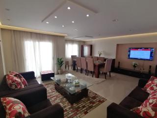Superb & comfy 3BDR apartment with outstanding view شقة فندقية فاخرة فيو رائع للمطار - Cairo - 7