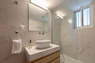 Sunny Escape:Stylish and Roomy Apt in Beach Haven! - Nea Makri - 4