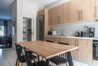 Sunny Escape:Stylish and Roomy Apt in Beach Haven! - Nea Makri - 1